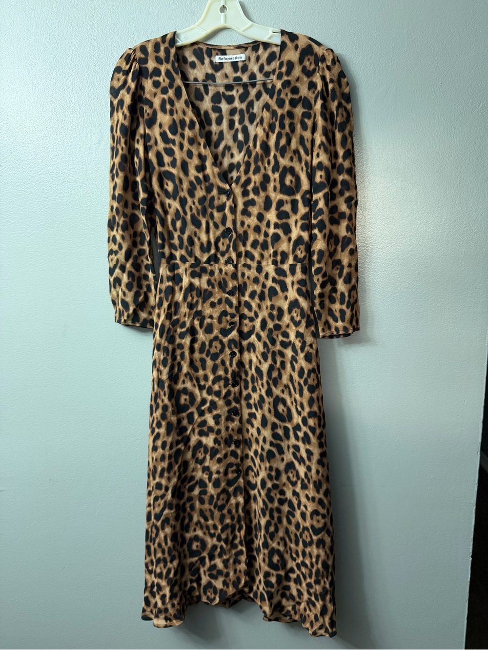 REFORMATION ALMA LEOPARD ANIMAL PRINT BUTTON FRONT CREPE MIDI 2